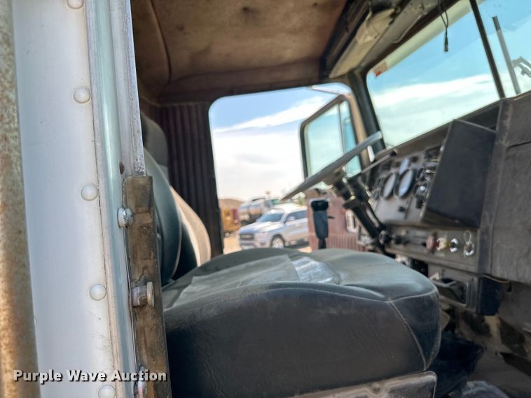 image for item DN0738 1986 Kenworth  T600A utility / service truck