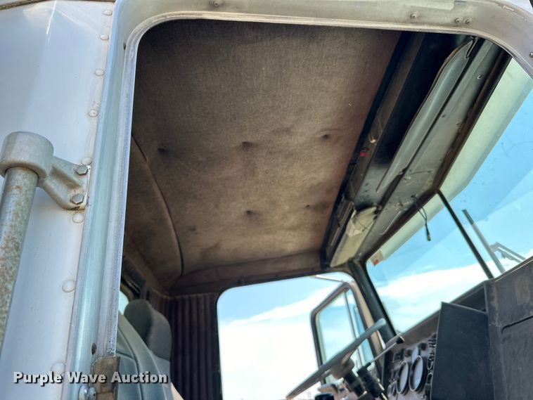 image for item DN0738 1986 Kenworth  T600A utility / service truck