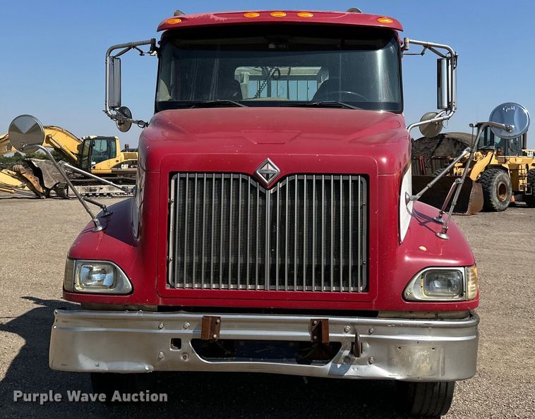 image for item DN0740 2003 International  9200i semi truck