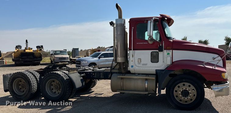 image for item DN0740 2003 International  9200i semi truck