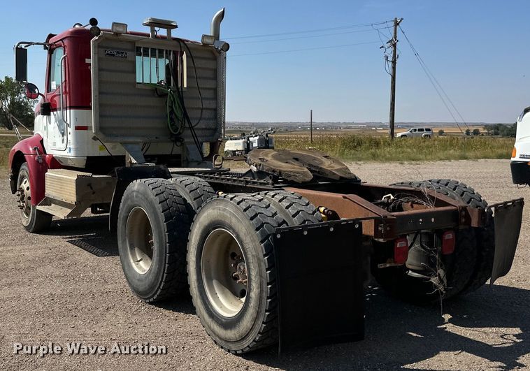 image for item DN0740 2003 International  9200i semi truck