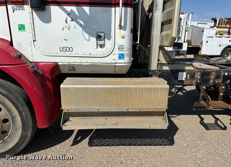 image for item DN0740 2003 International  9200i semi truck