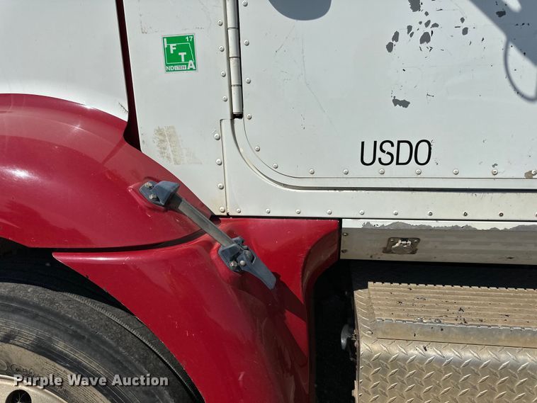 image for item DN0740 2003 International  9200i semi truck