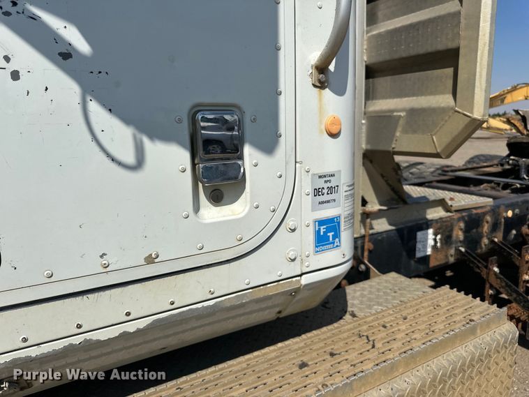 image for item DN0740 2003 International  9200i semi truck