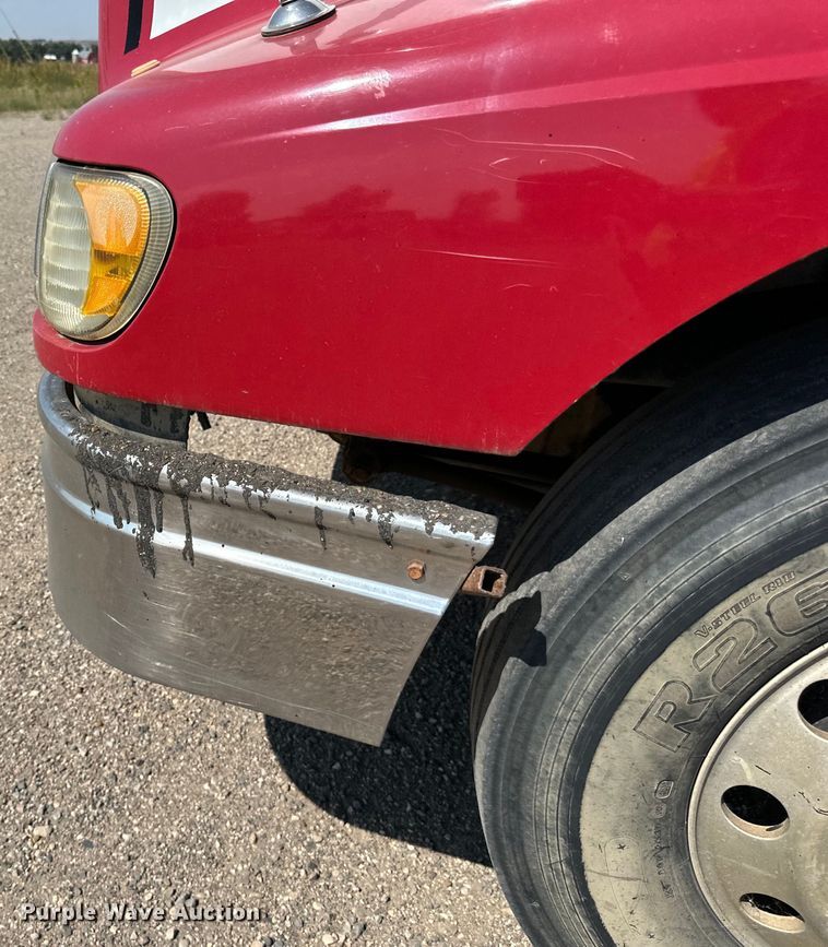 image for item DN0740 2003 International  9200i semi truck