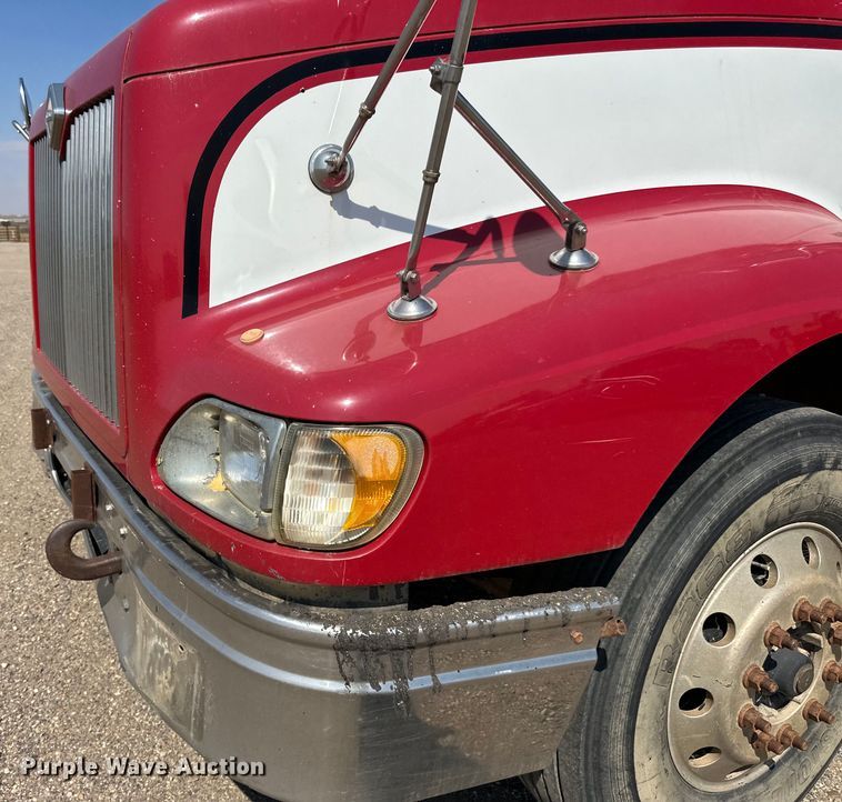 image for item DN0740 2003 International  9200i semi truck