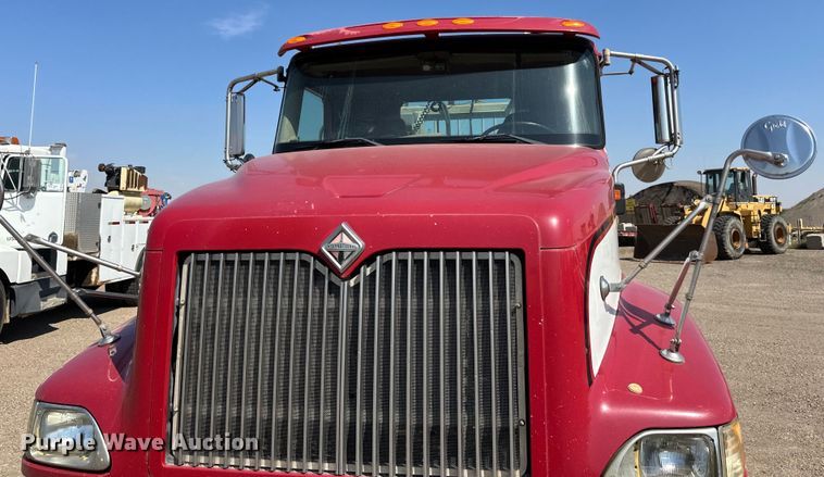 image for item DN0740 2003 International  9200i semi truck