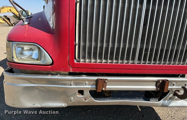 image for item DN0740 2003 International  9200i semi truck