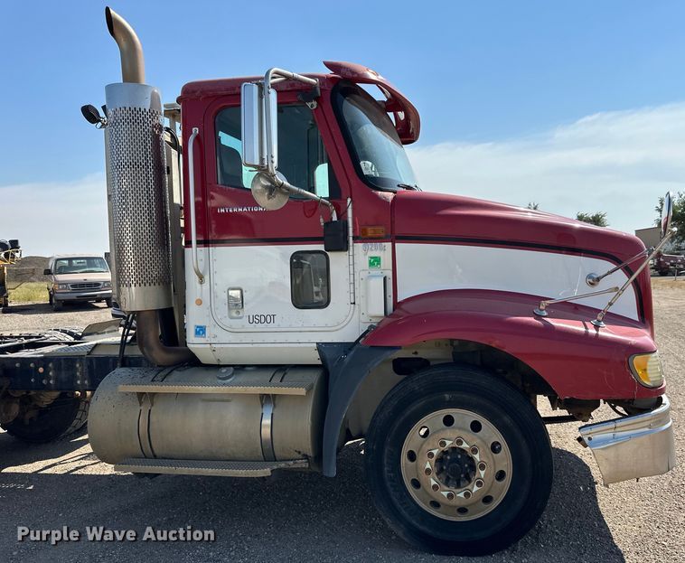 image for item DN0740 2003 International  9200i semi truck