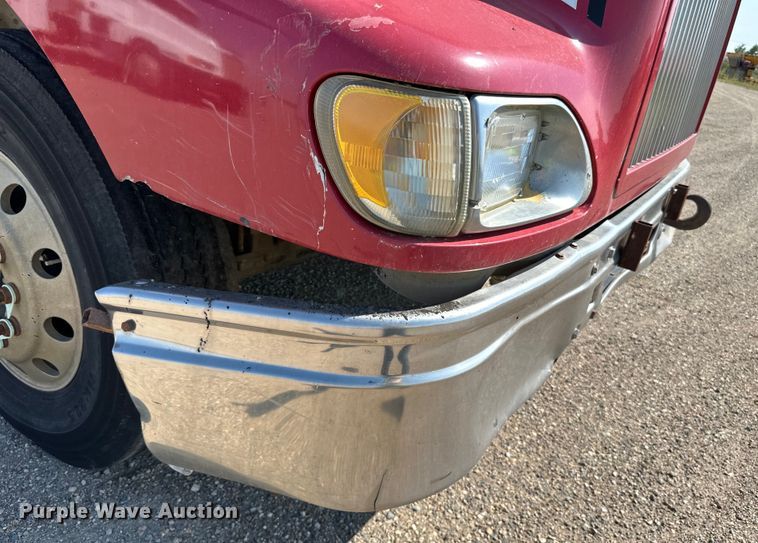 image for item DN0740 2003 International  9200i semi truck