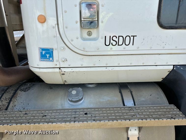 image for item DN0740 2003 International  9200i semi truck