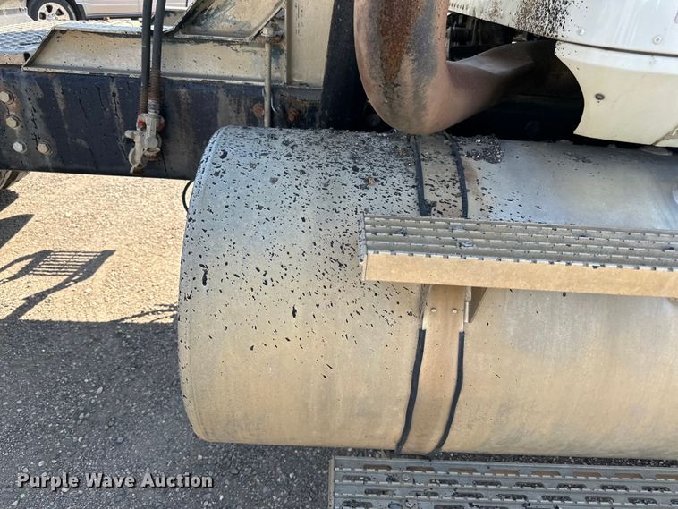 image for item DN0740 2003 International  9200i semi truck