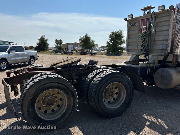 image for item DN0740 2003 International  9200i semi truck