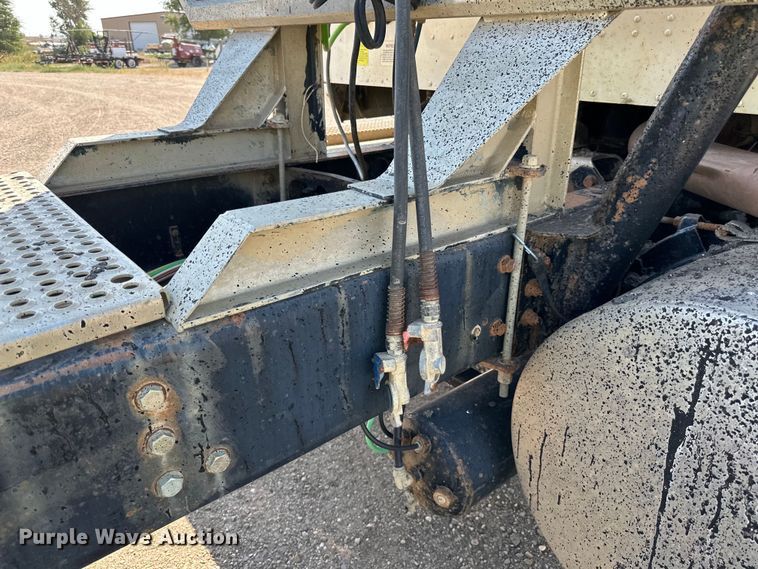 image for item DN0740 2003 International  9200i semi truck