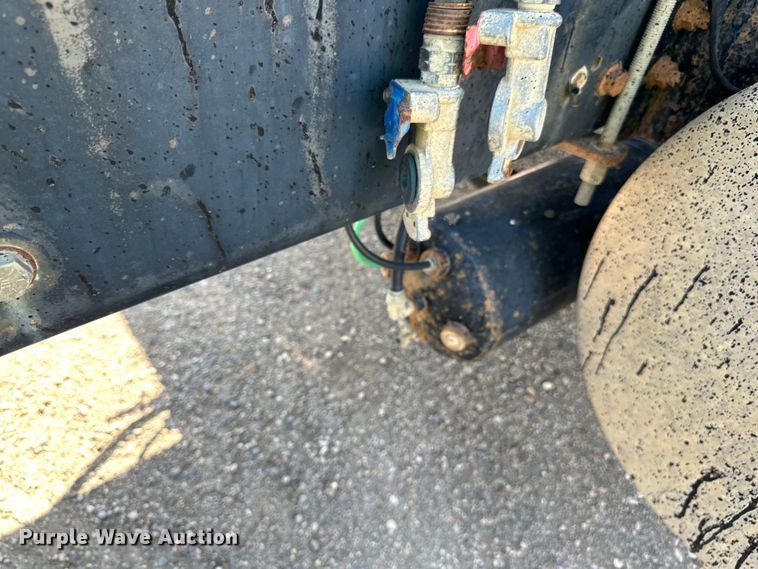 image for item DN0740 2003 International  9200i semi truck