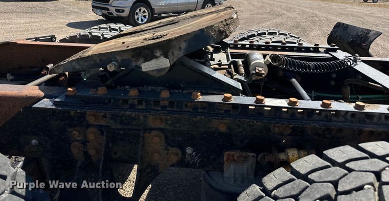 image for item DN0740 2003 International  9200i semi truck