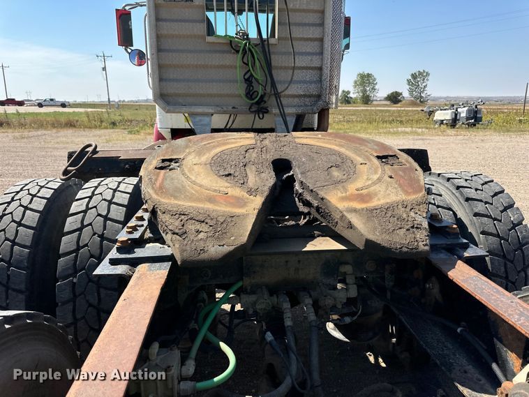 image for item DN0740 2003 International  9200i semi truck