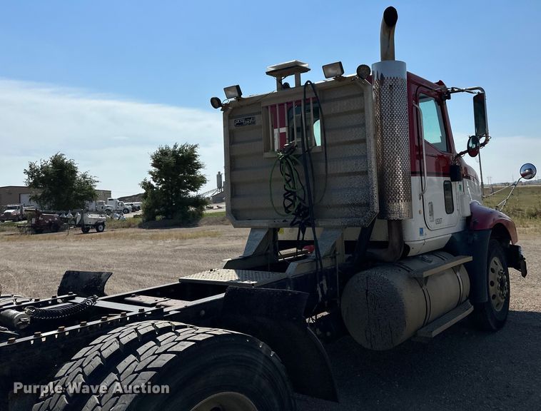 image for item DN0740 2003 International  9200i semi truck