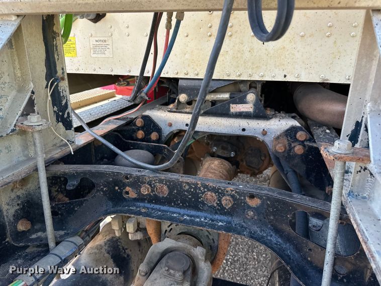 image for item DN0740 2003 International  9200i semi truck