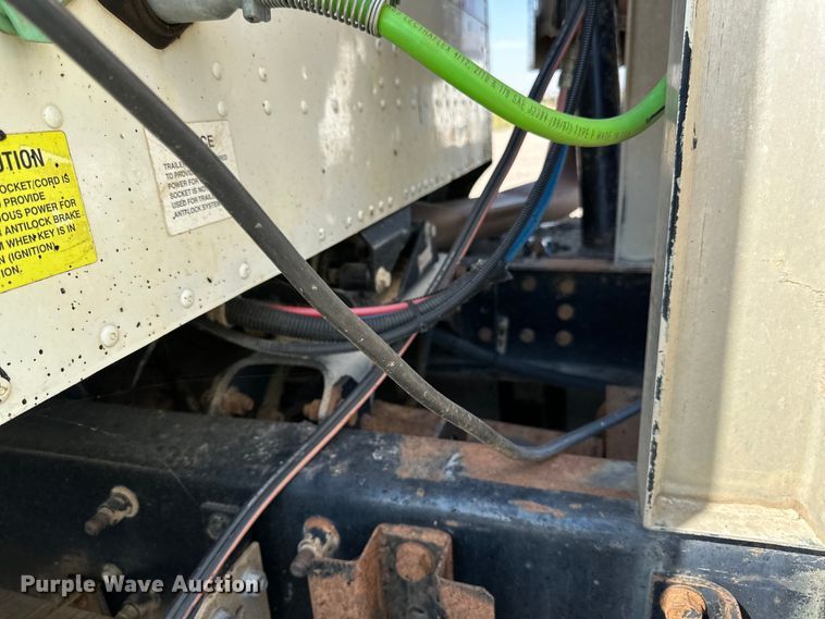 image for item DN0740 2003 International  9200i semi truck