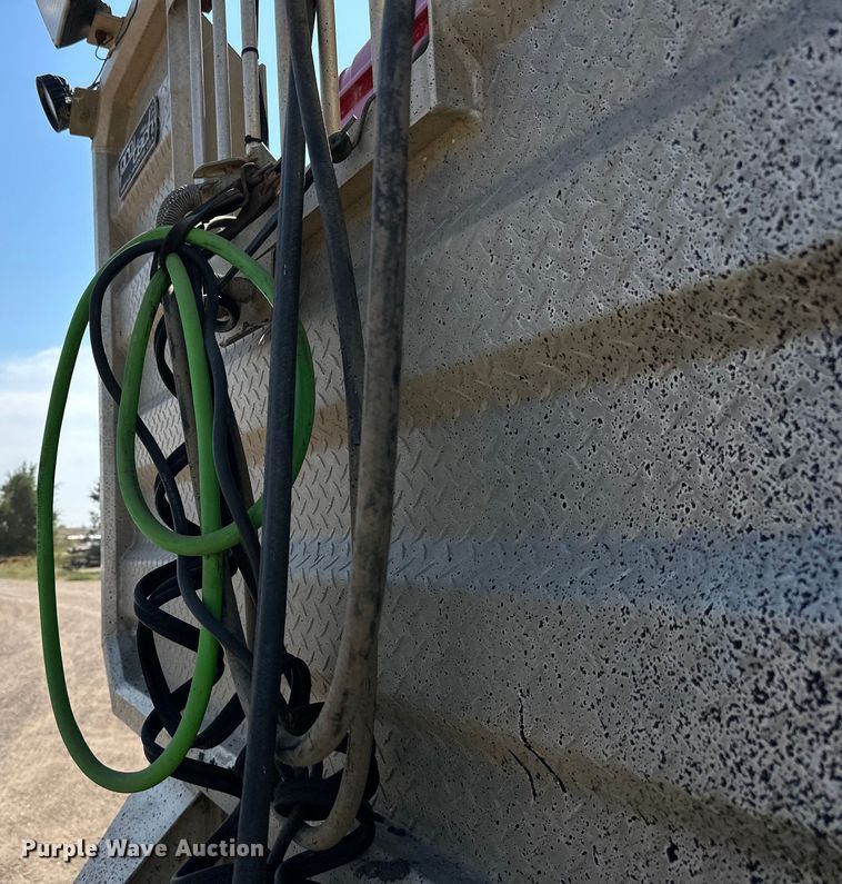 image for item DN0740 2003 International  9200i semi truck