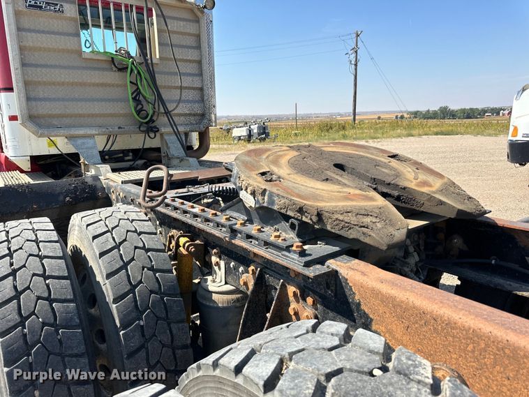 image for item DN0740 2003 International  9200i semi truck