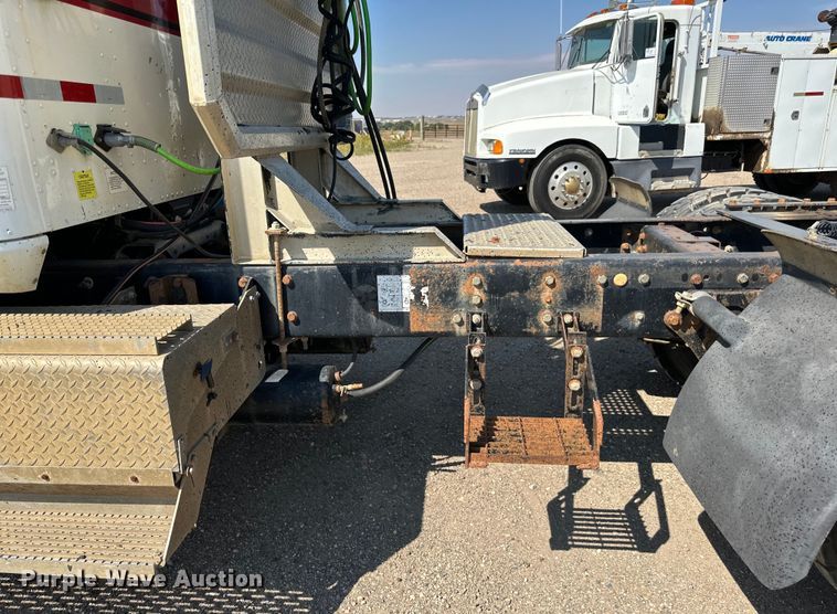 image for item DN0740 2003 International  9200i semi truck