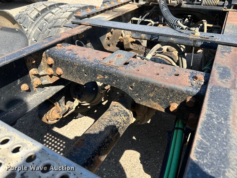 image for item DN0740 2003 International  9200i semi truck