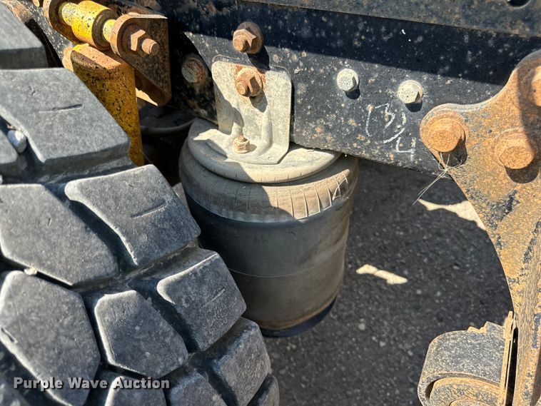 image for item DN0740 2003 International  9200i semi truck