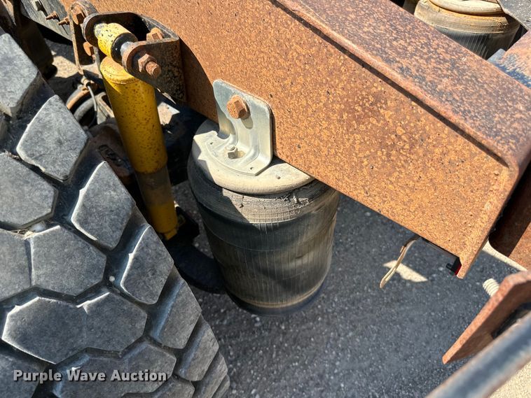 image for item DN0740 2003 International  9200i semi truck