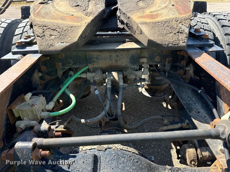 image for item DN0740 2003 International  9200i semi truck