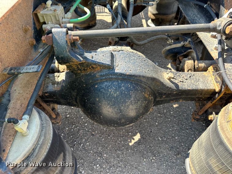 image for item DN0740 2003 International  9200i semi truck