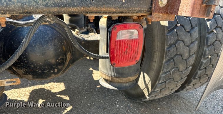 image for item DN0740 2003 International  9200i semi truck