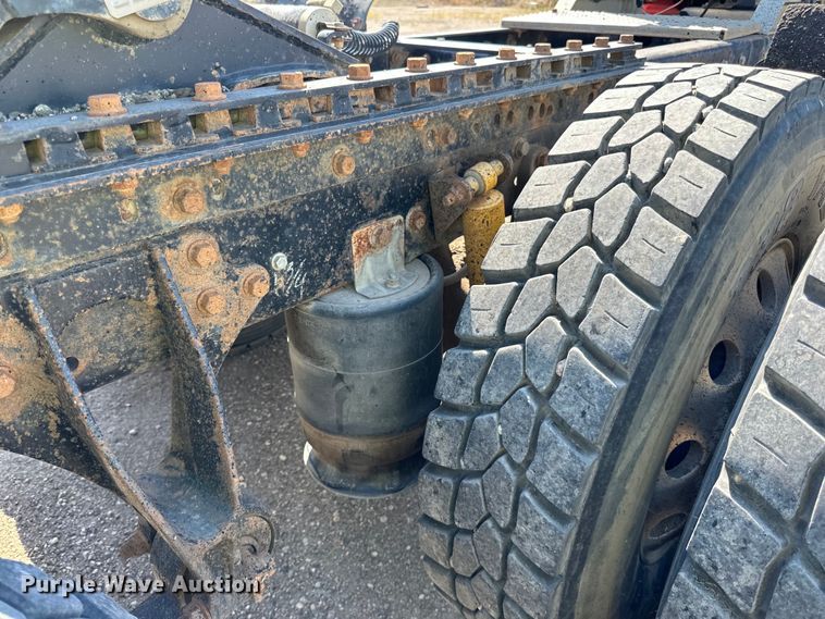 image for item DN0740 2003 International  9200i semi truck