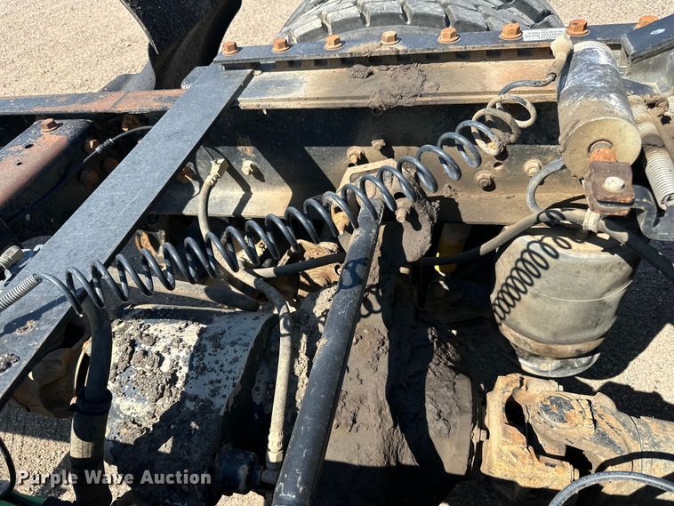 image for item DN0740 2003 International  9200i semi truck