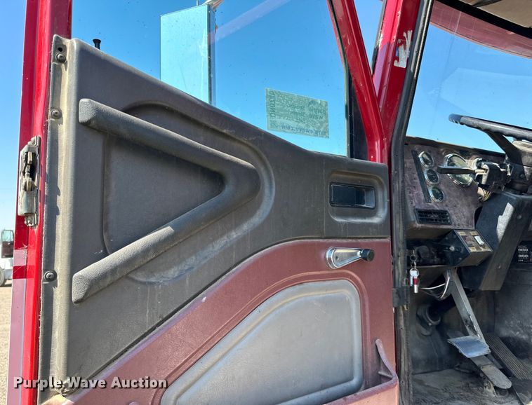 image for item DN0740 2003 International  9200i semi truck