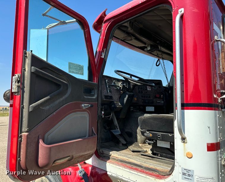 image for item DN0740 2003 International  9200i semi truck