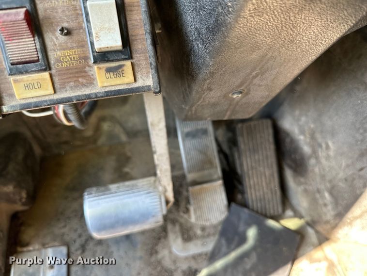 image for item DN0740 2003 International  9200i semi truck