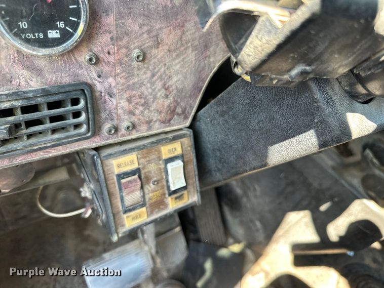 image for item DN0740 2003 International  9200i semi truck