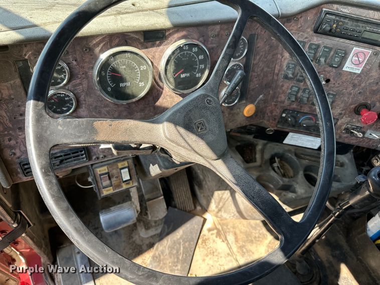 image for item DN0740 2003 International  9200i semi truck