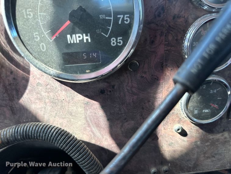 image for item DN0740 2003 International  9200i semi truck