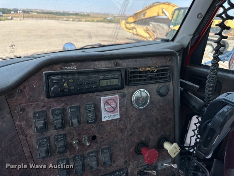 image for item DN0740 2003 International  9200i semi truck