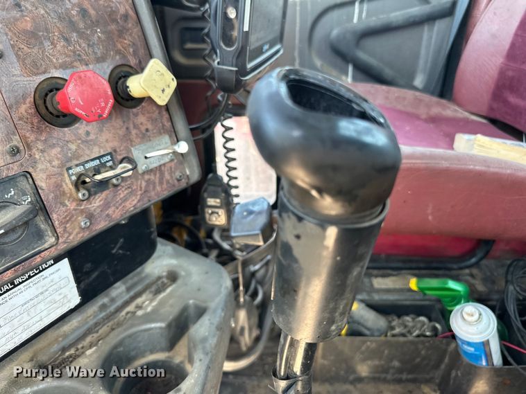 image for item DN0740 2003 International  9200i semi truck