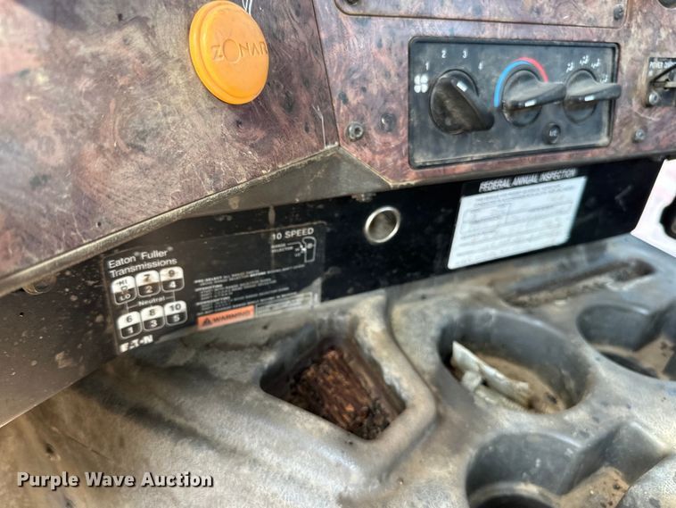 image for item DN0740 2003 International  9200i semi truck