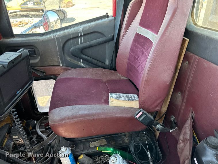 image for item DN0740 2003 International  9200i semi truck