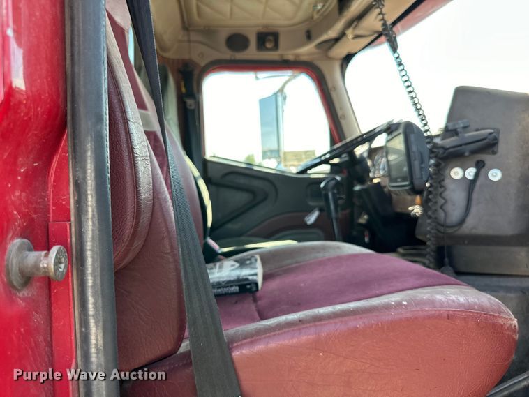 image for item DN0740 2003 International  9200i semi truck