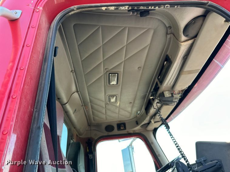 image for item DN0740 2003 International  9200i semi truck