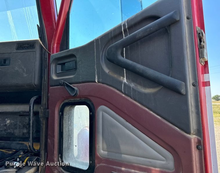 image for item DN0740 2003 International  9200i semi truck