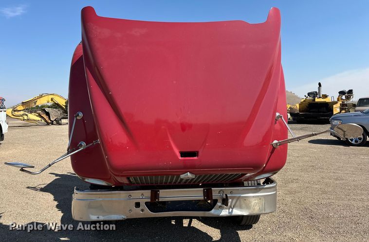 image for item DN0740 2003 International  9200i semi truck