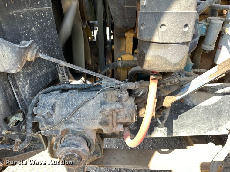 image for item DN0740 2003 International  9200i semi truck